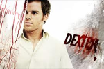 DEXTER - Le premier tome a été adapté avec la saison 1, indique Dominique Montay ; il existe un 2e tome qui en revanche, jugé trop violent par Showtime, n'a pas été porté à l'écran. Anne-Sophie Dobetzky se demande si le concept aurait fonctionné avec un personnage qui tue plutôt des innocents ; Dominique Montay observe que le roman est en réalité plus cynique que la série, où bien qu'anti-héros, Dexter a le beau rôle. Le succès est sûrement, pour Pierre Langlais, le pire ennemi de la créativité de la série.