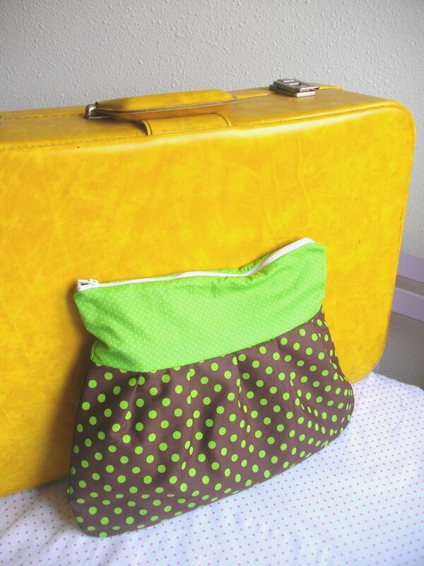 pochette à beauté-pochette-trousse-trousse de toilette-pois-marron-vert-valise vintage