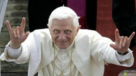 diable_benoit_xvi_salut_cornu