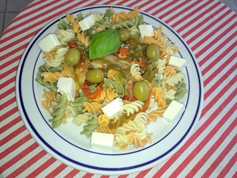 Salade de pâtes aux poivrons et basilic au fromage frais1