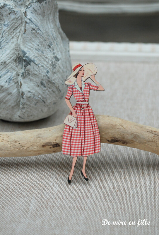 dame au chapeau robe rouge vichy