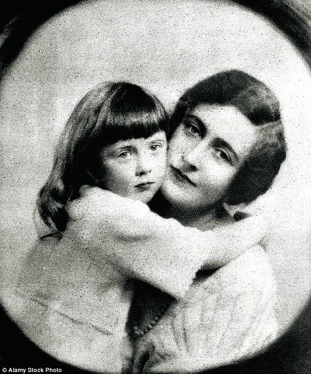 3FF98F9100000578-4476568-Agatha_Christie_with_her_daughter_Rosalind-a-1_1494234803632