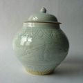 Petite jarre guan couverte qinbaï en fin grès porcelaineux à glaçure monochrome céladon translucide. chine. dynastie song