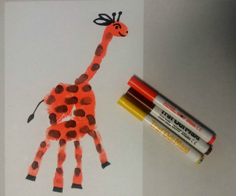219_Afrique_Une girafe dans la main (49)