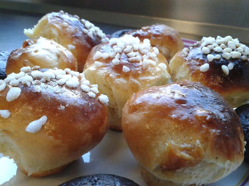 petits brioches nature et au sucre perlé 