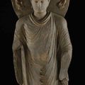 Importante statue de bouddha du gandhara. art greco-bouddhique, iie-ve siècles ap j.c.
