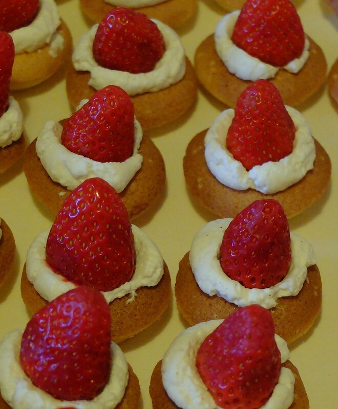 Gateau De Savoie Aux Fraises Gariguettes Et Creme Chantilly Mascarpone A La Vanille Version Familial Teatime Gourmand