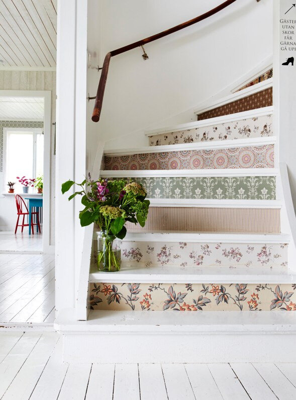 wallpapered-stairs