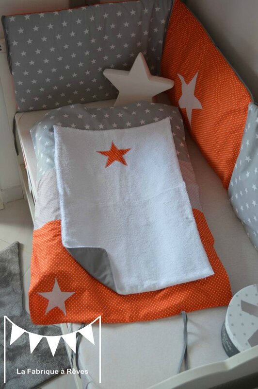 housse matelas à langer gris orange étoiles blanc décoration chambre garçon