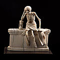 Squelette dans un linceul assis sur un tombeau, France, daté 1547. Ivoire. H. 9,6 ; L. 8,8 ; Prof. 3 cm. Legs baronne Henri de Rothschild, 1926. Musée des Arts décoratifs, Paris © Felipe Ribon