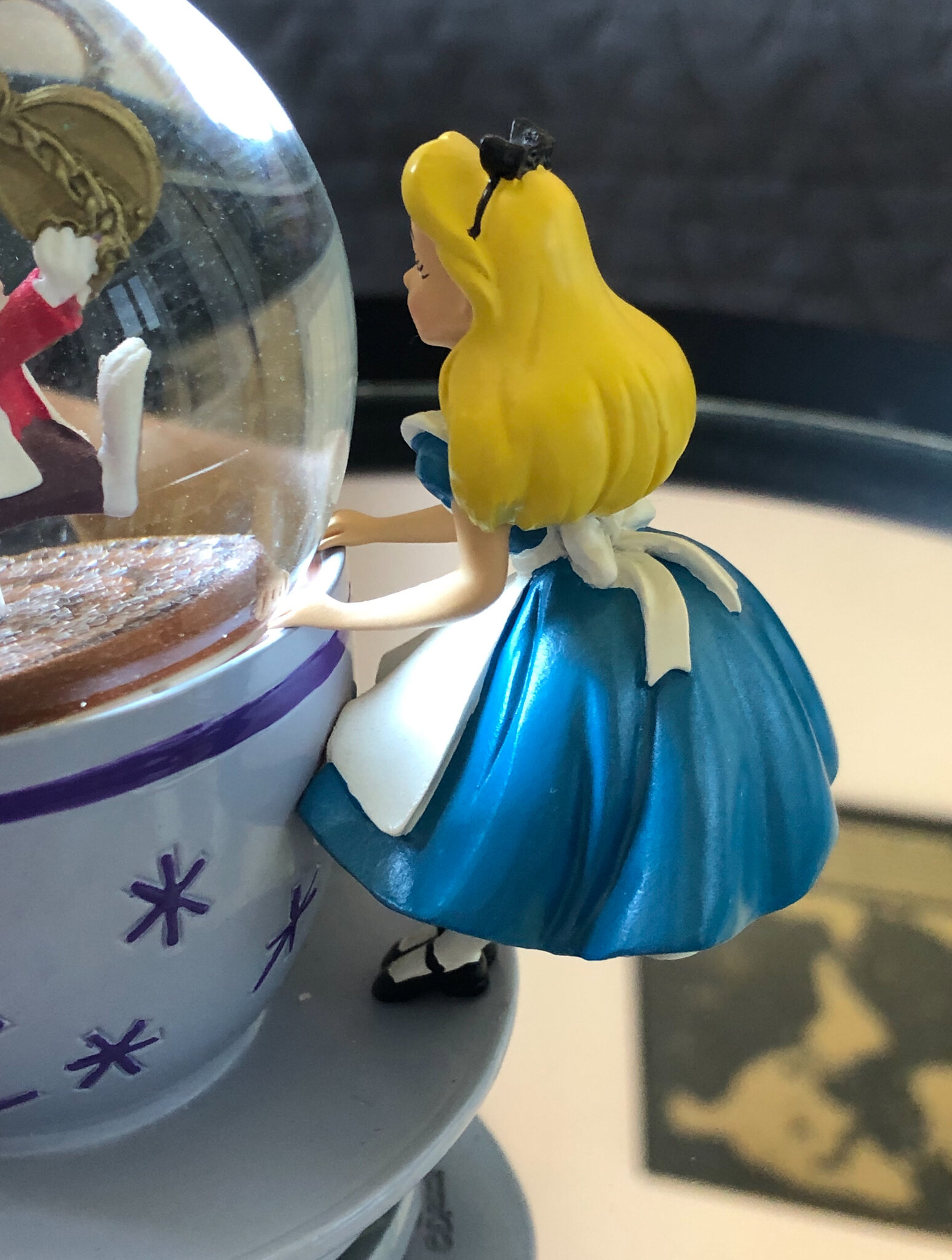 Boule à neige Tea Party Alice au pays des Merveilles Disney Parks  Disneyland Snowglobe tasse tournante
