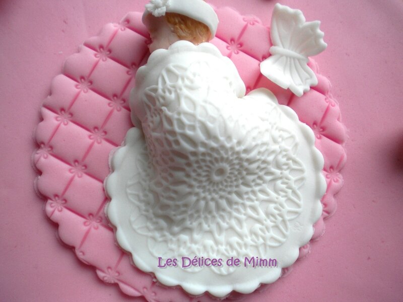 Un gâteau de baptême rose avec des papillons 4