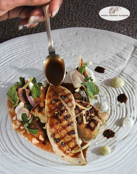 FOIE_GRAS_de_canard_passe_sur_le_grill_puis_roti_en_feuilles-de-figuier_pulpe_acidulee_melisse_citronnellle_amande_arrose_d_un_jus_gouteux_de_canard_a_l_infusion_de_feuilles_de_figuier