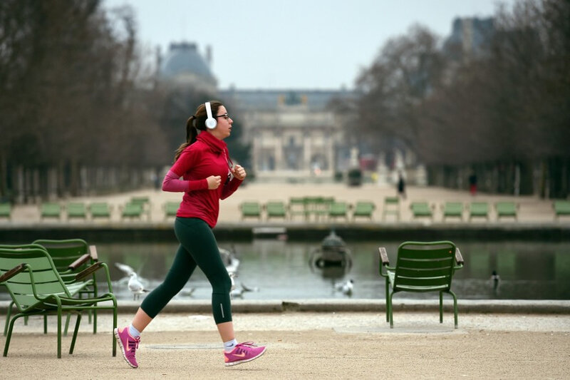 7793078048_une-femme-fait-son-jogging-dans-le-jardin-des-tuileries-a-paris-illustration