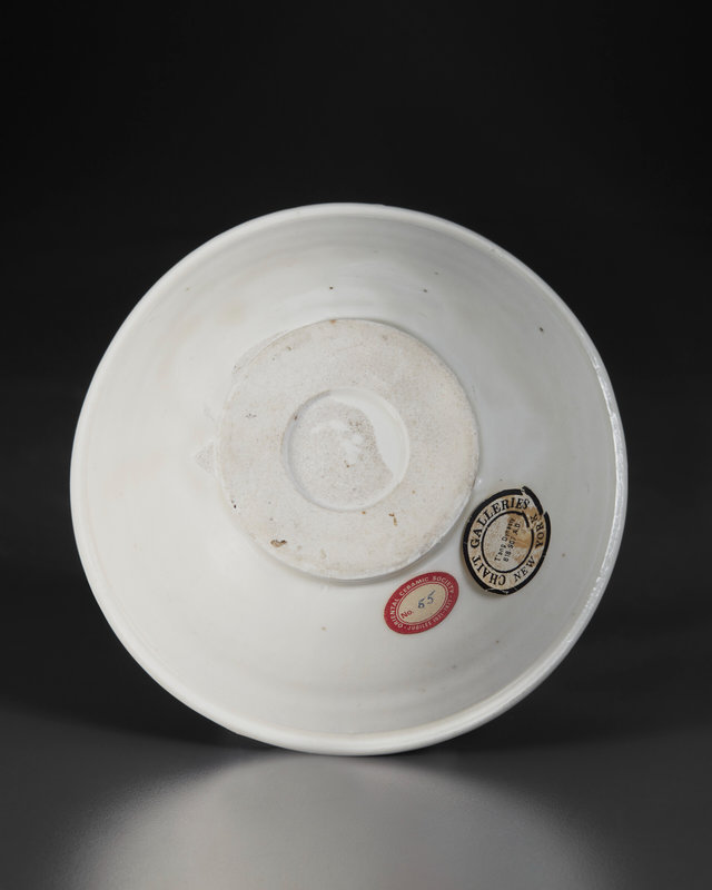 2023_NYR_21451_1004_002(a_small_glazed_white_porcelain_shallow_bowl_on_bi-disc_foot_late_tang044431)