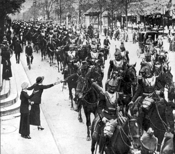 French_heavy_cavalry_Paris_August_1914