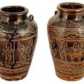 Paire de vases pansus à 4 petites anses annelées en grès. VIETNAM, Époque fin XIXème, à couverte chocolat incisée de motifs floraux. (fêle restauré sur un vase) Haut : 45 cm