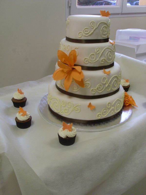 Gateau De Mariage Accompagne De Cupcakes Aux Couleurs De L Automne Julia S Wedding Cakes Www Juliasweddingcakes Com