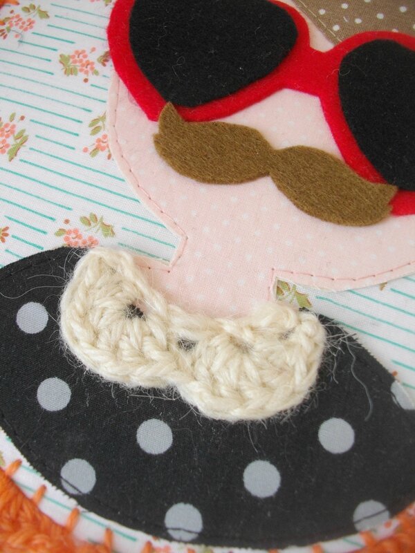 col-claudine-crochet-création-couture-vintage-cadre-portrait-tissu-