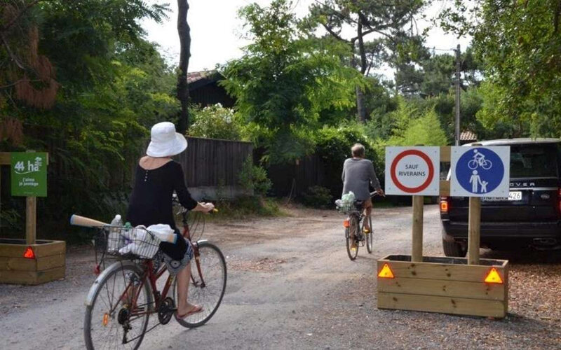 depuis-un-mois-des-panneaux-illegaux-entendent-regler-la-circulation-dans-les-chemins-des-44-hectares