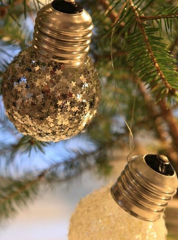 ampoules-électriques-transformé-en-jolie-décoration-pour-votre-sapin-de-noel-bricolage-noel-idee-fantastique-archzine