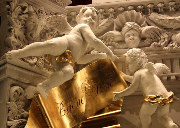 noel_2014_paris_avenue_montaigne_anges