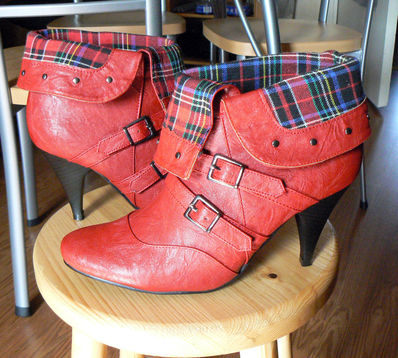 low boots rouge