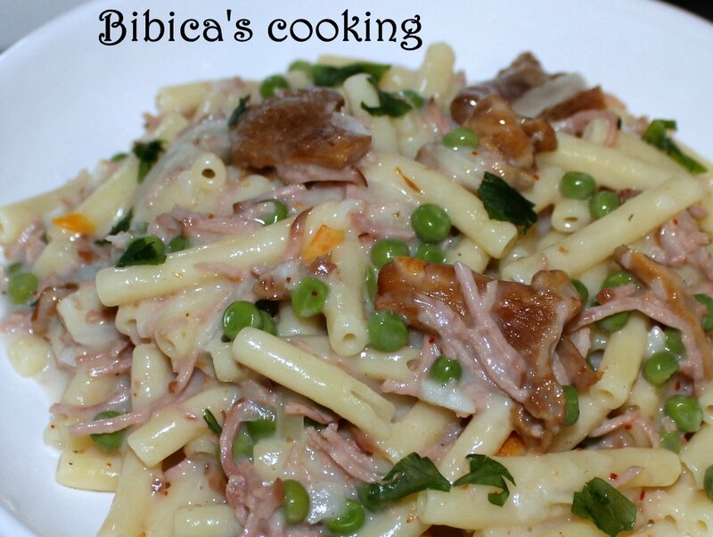 One-Pan Pasta jambon, girolles et petits pois gros plan