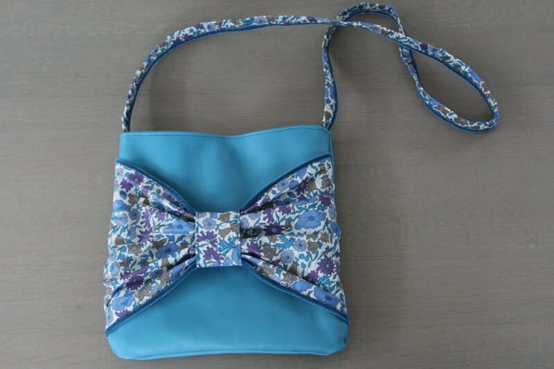Sac pochette a noeud cuir fille (2)