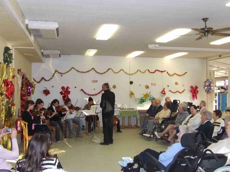 Animation musicale à la maison de retraite Photo de Avec nos aînés NOGENTLEROI.INFO