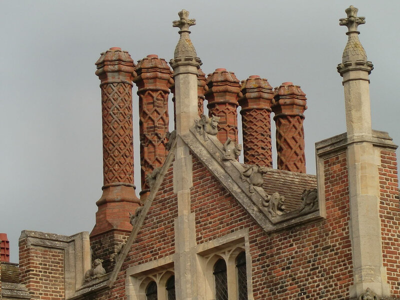 1280px-Chimney_and_roof_detail_front_of_Hampton_Court_Palace