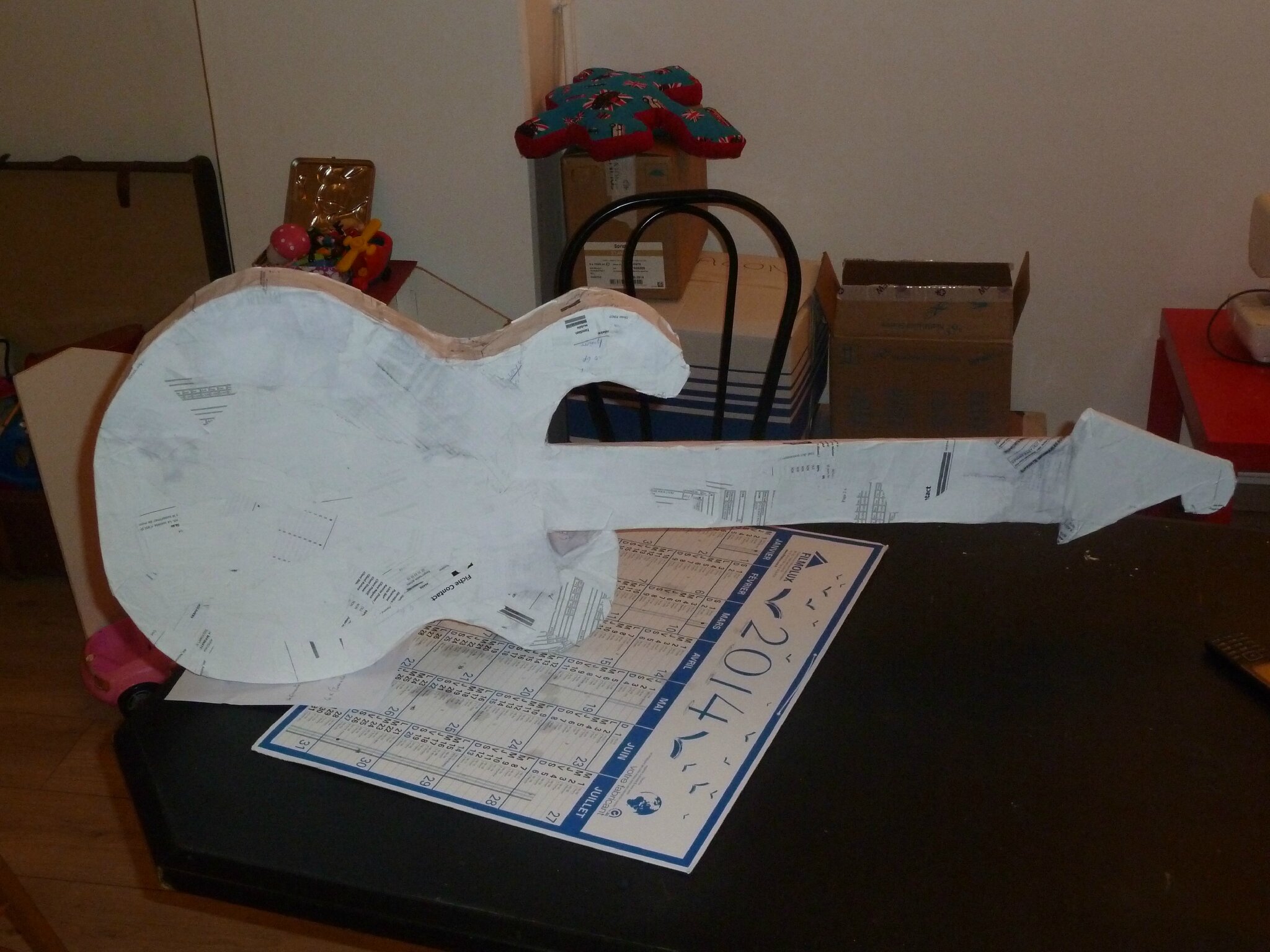 Guitare Rock&Roll en papier mâché! Funkylarious