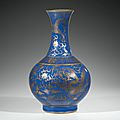 Vase en porcelaine bleu poudré et décor à l'or, Dynastie Qing, Époque Guangxu. Photo Sotheby's