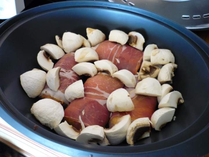 Roules De Suprêmes De Pintades En Robe Daoste Et Sauce