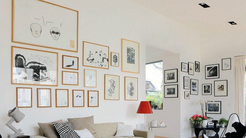 salon-design-avec-des-cadres-sur-tous-les-murs_4902613