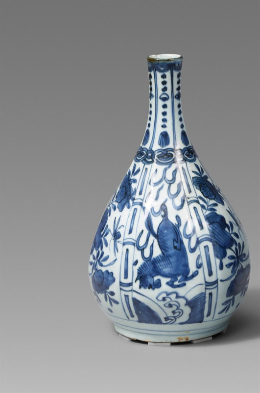 A blue and white Kraak bottle vase, Wanli period (1572-1620)
