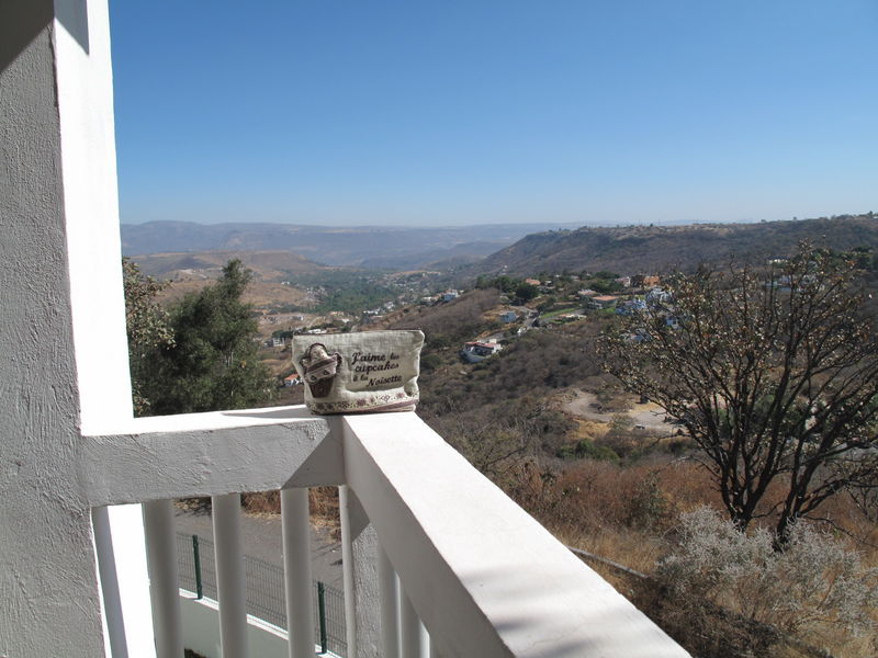 La photo est prise chez Dana dans la ville de zapopan/guadalajara au Mexique. La photo est prise sur son balcon avec vu sur la vallée calles Las Cañadas