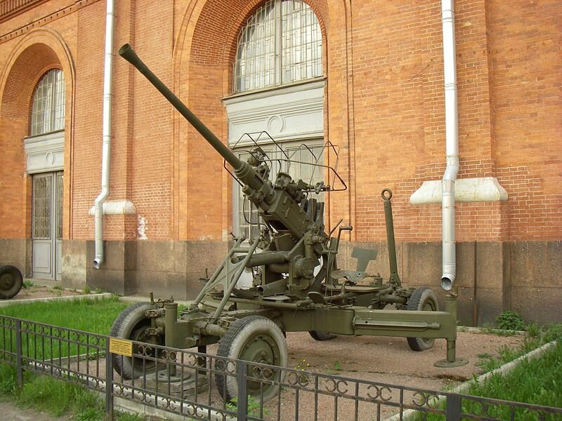 800 px-Bofors_40_mm_in_Saint_Petersburg