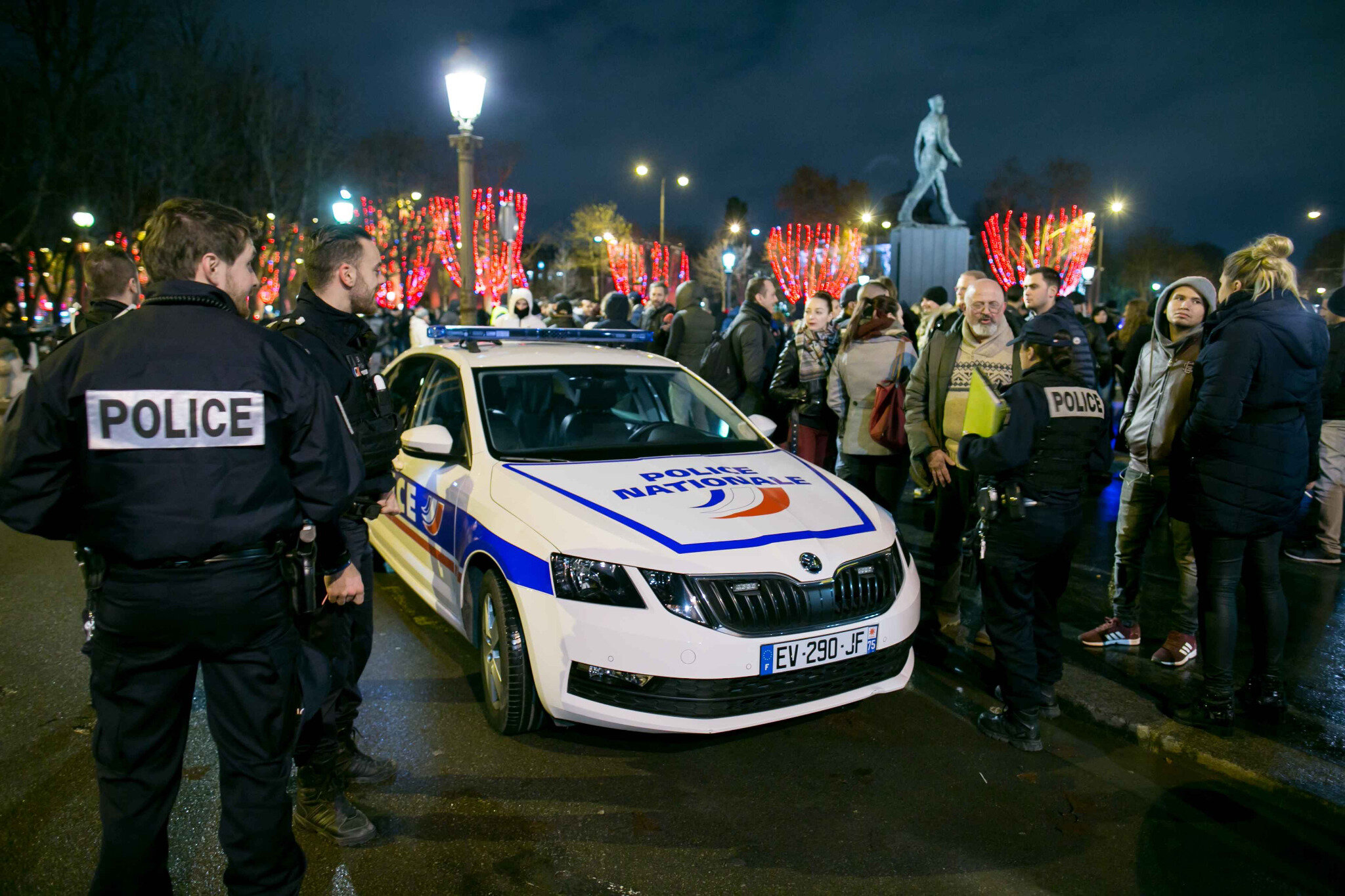 Les « gyros bleus » sur les Champs-Élysées. © Michel Stoupak. Jeu 20.12.2018, 21h51m24.