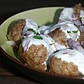  boulettes de boeuf épicées à la manière albanaise, sauce au yaourt