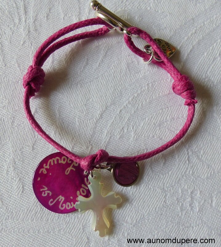Bracelet sur cordon médaille en nacre fushia gravée, Croix en nacre de Jérusalem 20 mm et mini médaille émaillée ronde de la Vierge