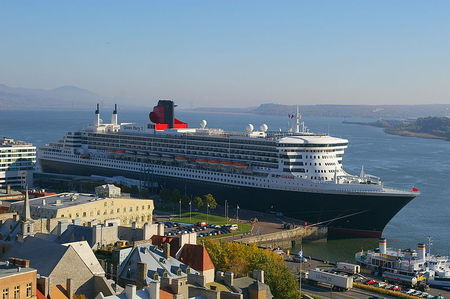 800px_Queen_Mary_2_Quebec