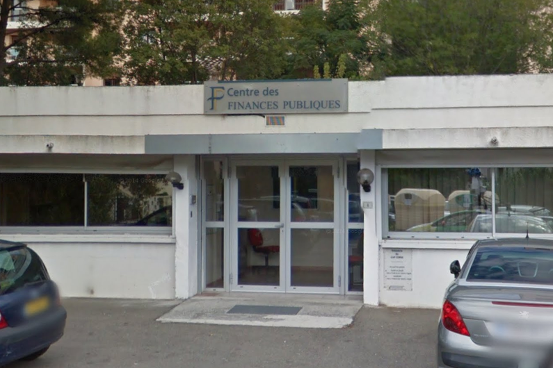 7797340795_une-explosion-a-ete-evitee-de-peu-ce-lundi-matin-devant-le-centre-des-finances-publiques-du-cap-corse-a-ville-di-pietrabugno-en-peripherie-nord-de-bas