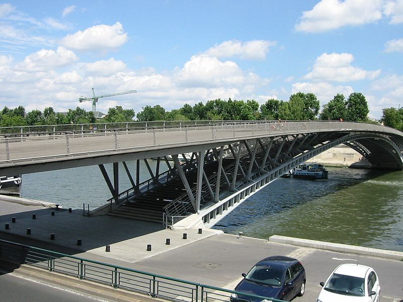 Pont_de_Solférino_vu_de_la_rive_gauche_en_amont-20050628