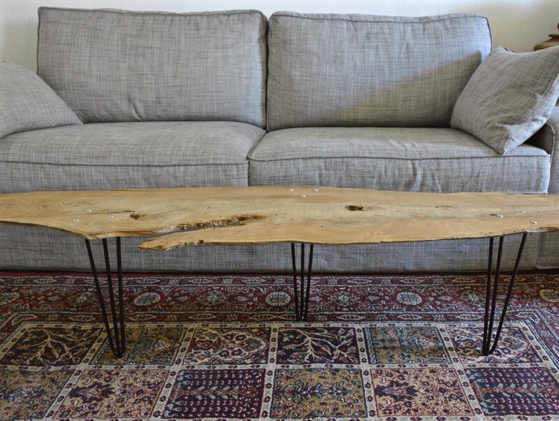 Une table basse nature: Planche d'arbre sur hairpin legs - Barbatruc et  récup