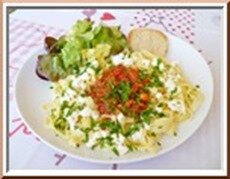 tagliatelles, sauce tomate et féta tagliatelles, sauce tomate et féta