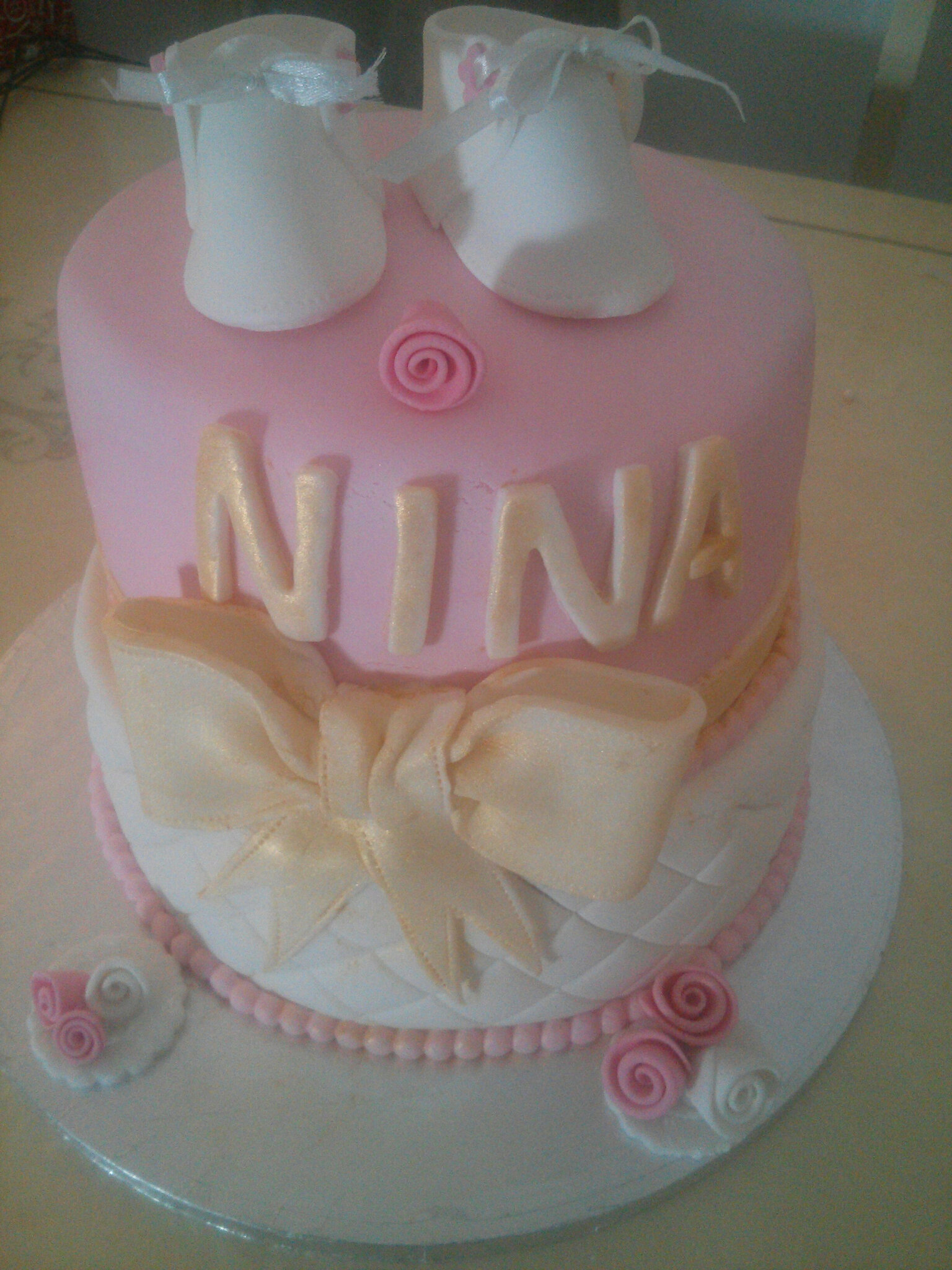 Gateau Rose Blanc Dore De Bapteme Et Anniversaire Pour Nina Baptism Nina Cake La Galerie Des Creations De Gateaux