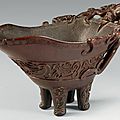 Coupe libatoire quadripode en corne de rhinocéros. chine, xviie-xviiie siècle