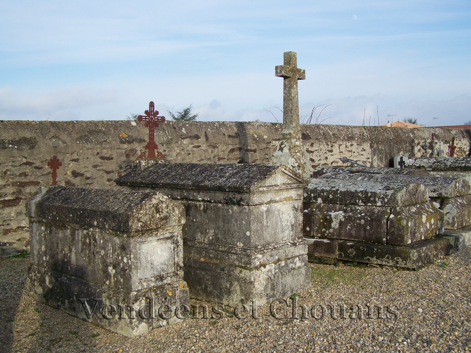 Bournezeau (85) – Tombes de la famille de Béjarry au cimetière de Saint-Vincent-Puymaufrais