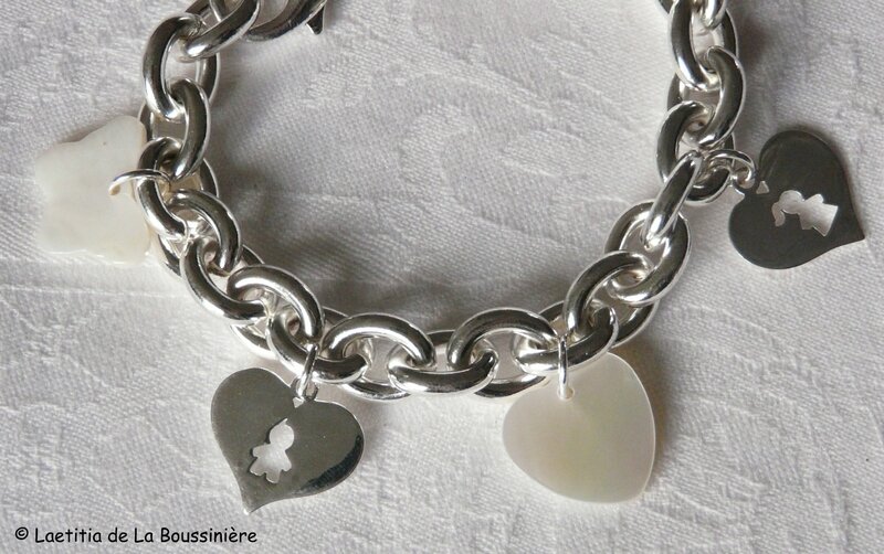 Bracelet chaîne plaqué argent ovale, breloques nacre et argent massif (détails)